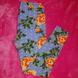 Lularoe TC Tall and Curvy Leggings - Roses
